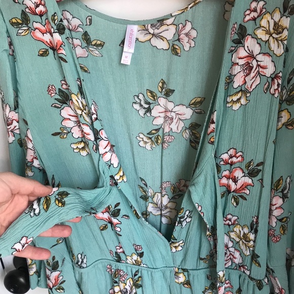 Mint green floral sleeved romper - Picture 3 of 4